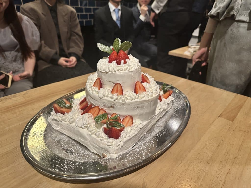 結婚式二次会でお披露目したウェディングケーキ(渋谷の会場)
